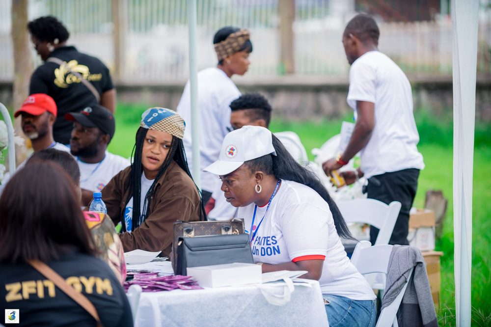 Journée mondiale du sida — stand « Faites un don »